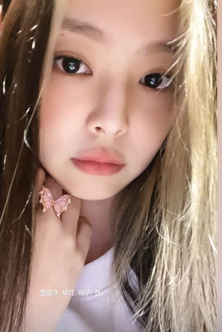 Group BLACKPINK Jenny Kim has unveiled a gorgeously transformed Hair style.Jenny Kim posted a photo on her Instagram story on Saturday.In the open photo, Jenny Kim is dyed for a comeback. Especially, one side is dark and one side is brightly colored, and it attracts attention because it has an unusual hair style.BLACKPINK, which includes Jenny Kim, will release her new song How You Like That at 6 p.m. on the 26th.Also, from 5 pm, one hour before the release of the new songLove Live!! Countdown Love Live! I will communicate with my fans.Photo: Jenny Kim Instagram
