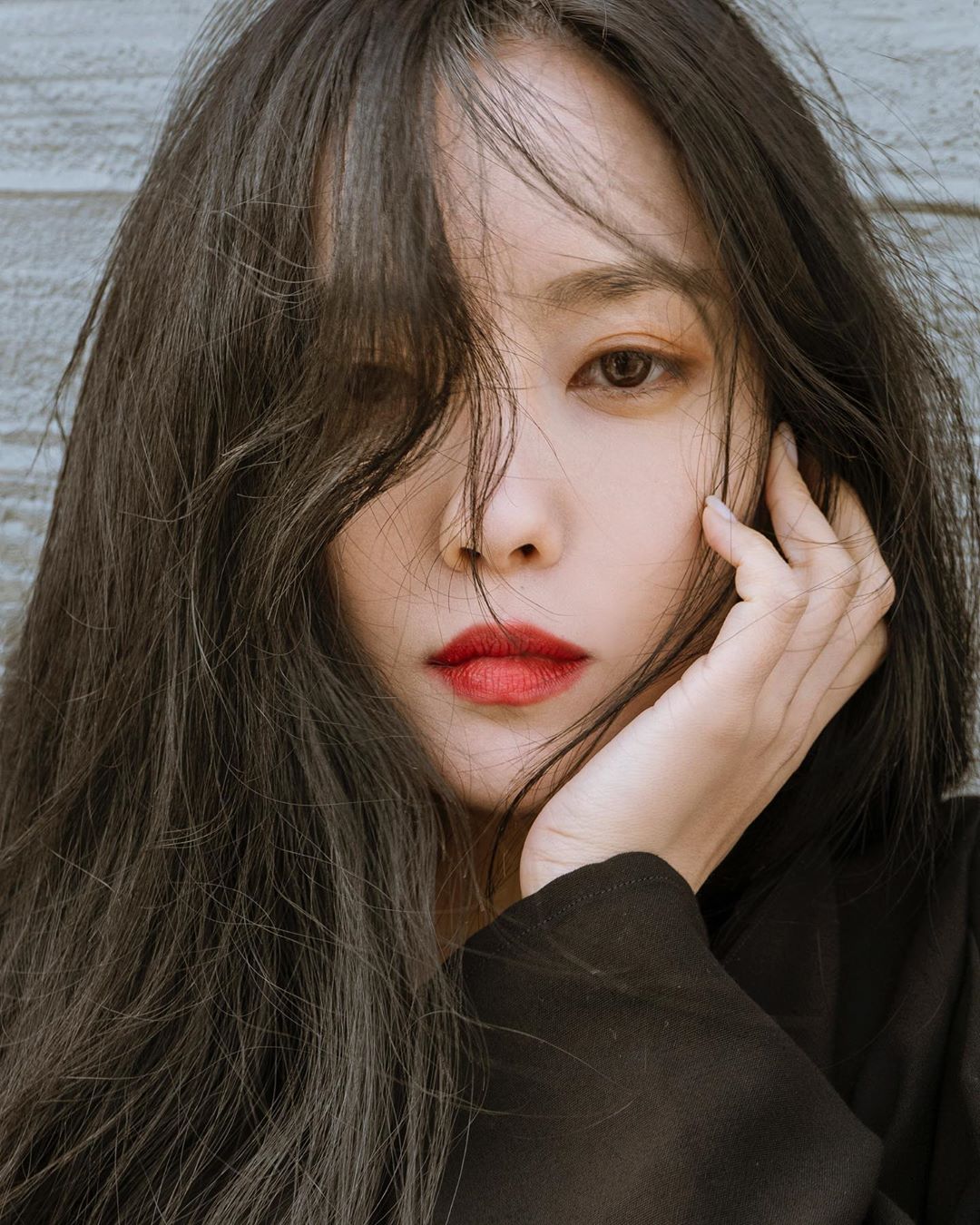 Singer Hyomin boasted of her beauty.On the 25th, Hyomin posted several photos on his instagram  account without any special comment.In the open photo, Hyomin is looking at the Camera with his eyes, and Hyomin, who gazes at the Camera with his chin, flung his hair in the wind and showed a natural and modest atmosphere.Hyomin boasted V-line and elegant visuals, which attracted the admiration of the netizens. In addition, Hyomin gave a point with red lipstick to natural makeup, making clean skin more prominent.Hyomin is appearing on the Lifetime Channel entertainment program Beauty Time.Photo = Hyomin Instagram  