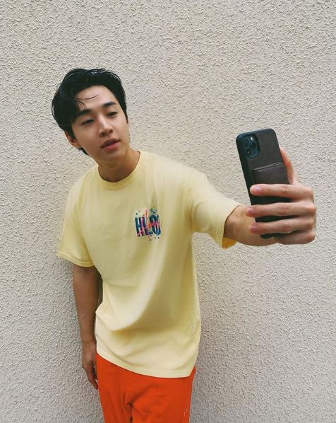 Singer and actor Henry Lau has revealed a refreshing charm.Henry Lau posted a picture on his Instagram page on Saturday.In the open photo, Henry Lau is taking a selfie with his cell phone in the background of a white wall; Henry Lau adds fresh charm with a lemon T-shirt and orange pants.Meanwhile, Henry Lau is appearing on JTBC entertainment program Begin Again Korea.Photo: Henry Lau SNS