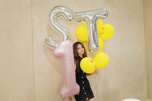 Singer Jeon So-mi celebrates debut a year anniversaryJeon So-mi posted a picture on his instagram on the 25th with an article called A week ago.In the open photo, Jeon So-mi is staring at the camera with a faint expression with a balloon called 1ST.Jeon So-mi debut with his first solo debut single BIRTHDAY on June 13 last year.On the other hand, Jeon So-mi is appearing on MBC entertainment program Real Love Is Envious.Photo: Jeon So-mi SNS