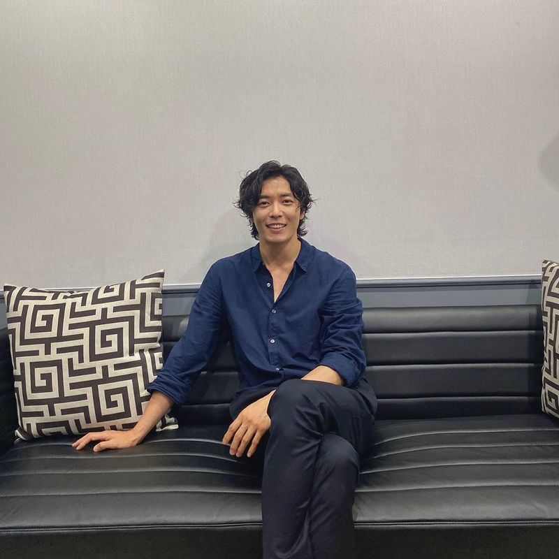 Kim Jae-wook flaunted a seemingly-debt visual with a pieceActor Kim Jae-wook posted a picture on June 26 with the phrase Exciting on his instagram.Kim Jae-wook in the photo sits on the sofa staring at the camera, who exhaled force from a distance, tearing it up with a warm appearance.han jung-won