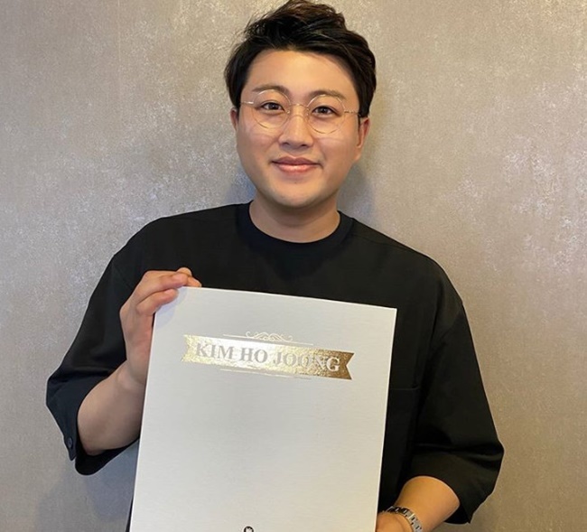 Singer Kim Ho-joong flaunts visuals watered with DietKim Ho-joong wrote on his personal Instagram account on June 26, Thanks to your brothers, Hooney Yong has created a really nice photo book.Thank you every day. Kim Ho-joong, pictured in the photo, is smiling with a picture book, and recently she has been proud of her sleek jaw line with Diet, which has attracted admiration.The netizens who watched this responded warmly such as I am very lost and I have another good memory. Congratulations.