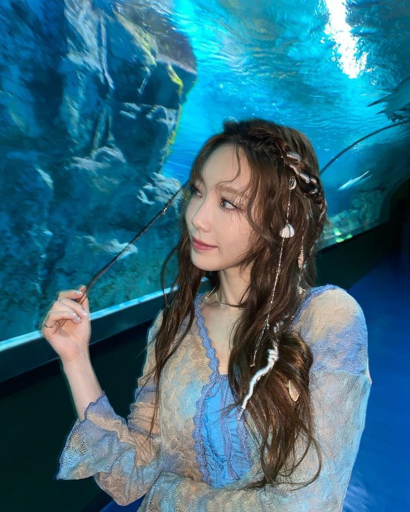 Taeyeon showed off her little Mermaid-like beautyGirls Generation Taeyeon released several photos taken in front of the aquarium on June 26 in her instagram.The SinB atmosphere reminds me of The Little Mermaid in Walt Disney Pictures cartoons.Meanwhile, Taeyeons Happy summer version was released at 6 pm on the day.Happy, released on May 4, is an R & B pop genre song that reinterprets Old School Duwab and R & B in modern sound. The lyrics contain the excitement and happiness that I feel in time with my loved ones.pear hyo-ju