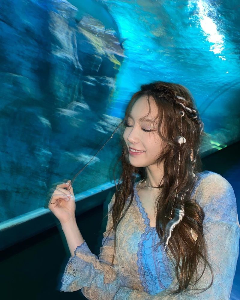 Taeyeon showed off her little Mermaid-like beautyGirls Generation Taeyeon released several photos taken in front of the aquarium on June 26 in her instagram.The SinB atmosphere reminds me of The Little Mermaid in Walt Disney Pictures cartoons.Meanwhile, Taeyeons Happy summer version was released at 6 pm on the day.Happy, released on May 4, is an R & B pop genre song that reinterprets Old School Duwab and R & B in modern sound. The lyrics contain the excitement and happiness that I feel in time with my loved ones.pear hyo-ju