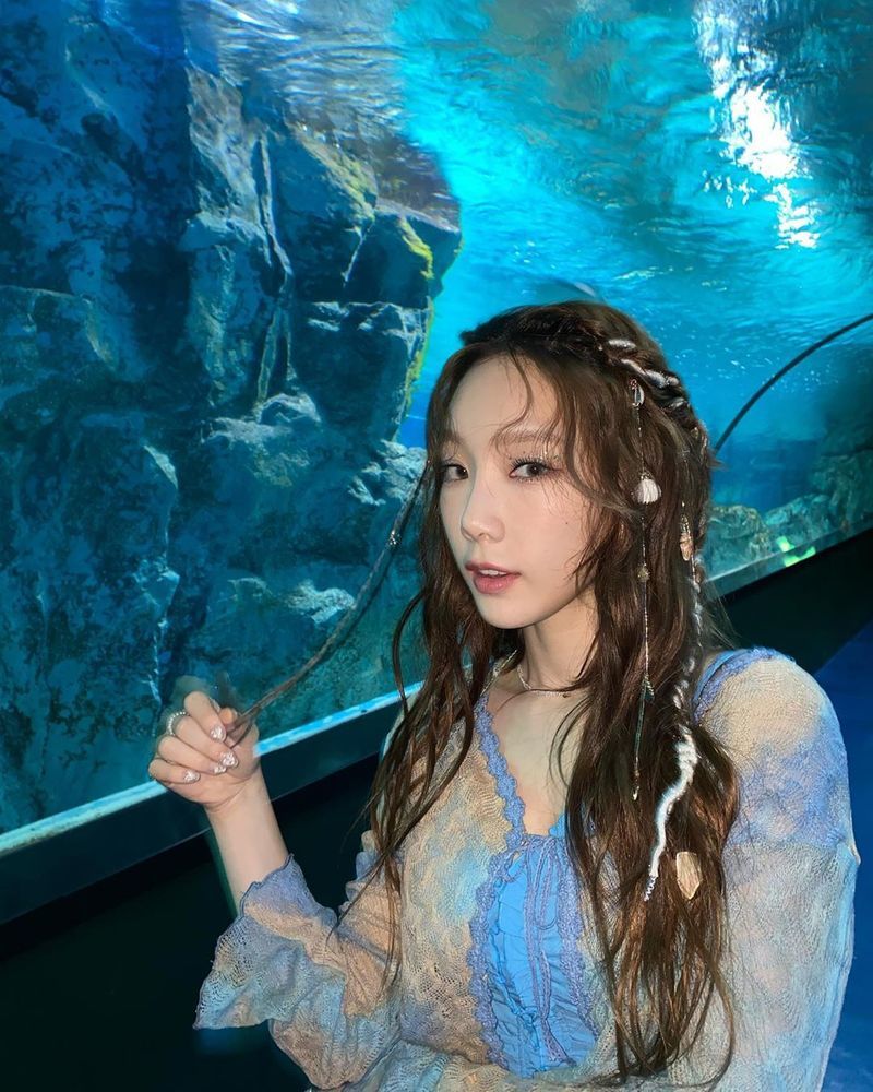 Taeyeon showed off her little Mermaid-like beautyGirls Generation Taeyeon released several photos taken in front of the aquarium on June 26 in her instagram.The SinB atmosphere reminds me of The Little Mermaid in Walt Disney Pictures cartoons.Meanwhile, Taeyeons Happy summer version was released at 6 pm on the day.Happy, released on May 4, is an R & B pop genre song that reinterprets Old School Duwab and R & B in modern sound. The lyrics contain the excitement and happiness that I feel in time with my loved ones.pear hyo-ju