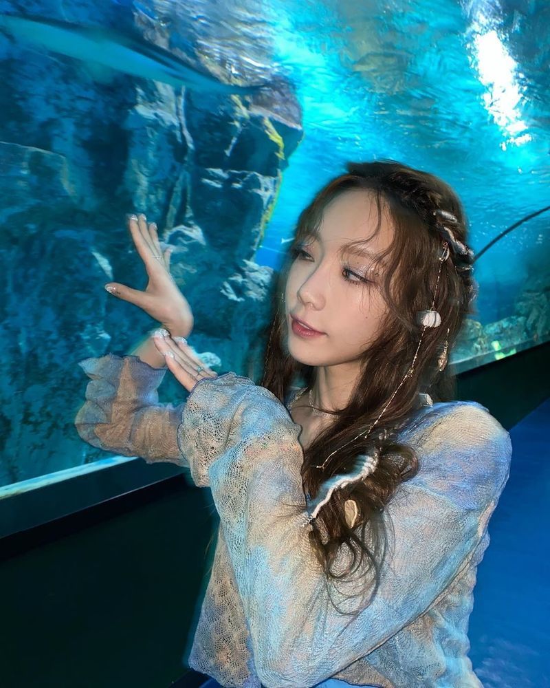 Taeyeon showed off her little Mermaid-like beautyGirls Generation Taeyeon released several photos taken in front of the aquarium on June 26 in her instagram.The SinB atmosphere reminds me of The Little Mermaid in Walt Disney Pictures cartoons.Meanwhile, Taeyeons Happy summer version was released at 6 pm on the day.Happy, released on May 4, is an R & B pop genre song that reinterprets Old School Duwab and R & B in modern sound. The lyrics contain the excitement and happiness that I feel in time with my loved ones.pear hyo-ju