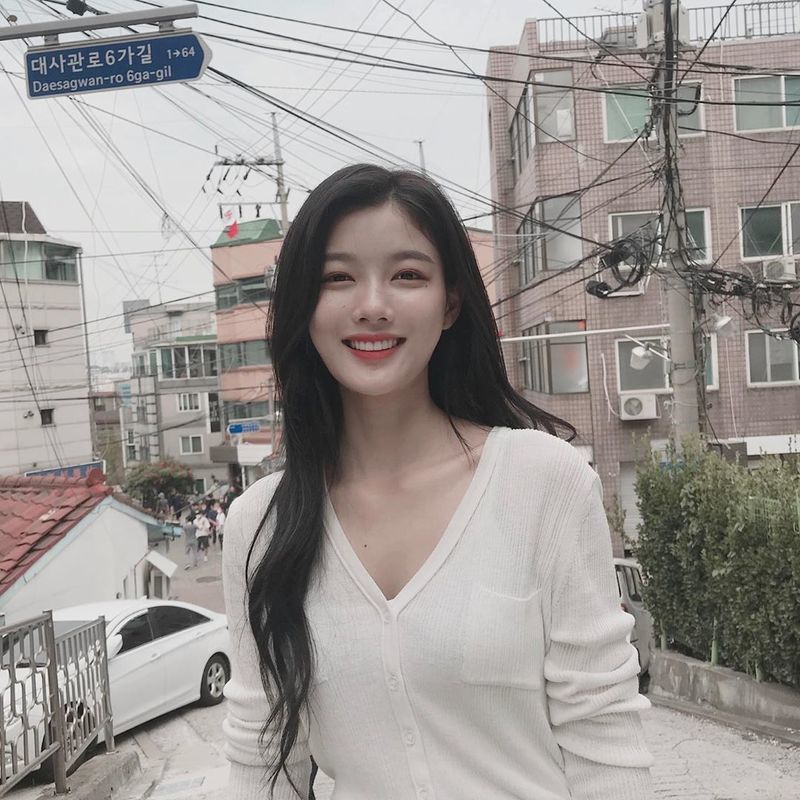 Kim Yoo-jung encouraged the shooter of the main room of Convenience Store.Kim Yoo-jung posted a picture of smiling brightly on his instagram on June 26 and announced that SBS gilt drama Convenience Store Morning Star is the main day.Kim Yoo-jung, who plays the role of a star in the Convenience store, captivates viewers with his unique charm.