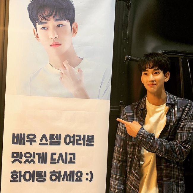 Actor Kim Soo-hyun has certified his best friend Park Seo-joon, IU and Lee Hyun-woos Gift.Kim Soo-hyun said on his SNS on the 26th, Lee Hyun-woo Kim In-suns comrades Movie DREAM its OK to Not Be OK, Park Seo-joon Yoon Hong-dae movie dream is great, but its okay, Lee Ji-eun IU Lee So-min Thank you and posted pictures.The photo shows Kim Soo-hyun certifying Coffee or Tea and snack tea sent by actors Park Seo-joon, IU, Lee Hyun-woo.Park Seo-joon, IU, Lee Hyun-woo sent snack tea and coffee or Tea to give strength to Kim Soo-hyun, the best friend who is filming TVNs Saturday drama Psycho but its okay.Park Seo-joon, IU, Lee Hyun-woo is filming Lee Byung-huns new film Dream, all of which have a relationship with Kim Soo-hyun.Kim Soo-hyun appeared in IU and dramas Dream High and Producers, and made a special appearance in Hotel Delura starring IU.He also worked with Lee Hyun-woo in the movie Secretly Great. Park Seo-joon is a friend of his age in 1988.Kim Soo-hyun SNS