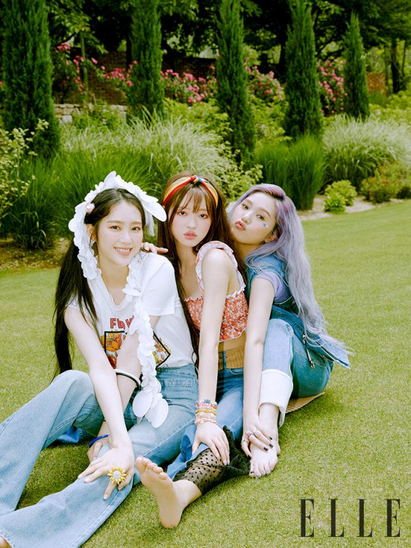 OH MY GIRLs July issue of Elle was released.OH MY GIRL members who completed the All Summer successful <NONSTOP> album showed a refreshing group picture of the Summer Pignik concept with Elle.OH MY GIRL overwhelmed the shooting scene with a unique free and pleasant atmosphere as if it had actually had a picnic in blue nature.The back door of the field staff continued to be resilient to the appearance of OH MY GIRL members who showed fantastic co-work every time one cut and one cut shot was taken.Hyo-jung and Seung-hee, who gave points to the eyes with colorful color pencils, Mimi, who showed girl crush charm with cool eye line makeup, Ji-ho and Arin, who digested Summer blusher look with tone-on-tone makeup, infants who showed clear glow makeup, and beanies that caught the eye with clear eyelashes. I stepped out.On the day of shooting, despite the hot weather of over 34 degrees, OH MY GIRL members completed a wonderful picture with perfect pose and directing to the end.I am so happy to shoot together, the scene was filled with laughter from the members, as well as group shooting with teamwork, as well as personal shooting that emits 100% of each charm.OH MY GIRLs picture of the clean Summer Days Pignik will be available in the July issue of <Elle> and on the website. The interview video of OH MY GIRL to be released together will also be released on Elle YouTube.