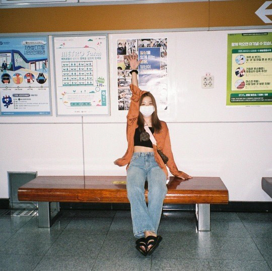Girl group Red Velvet member Seulgi has been told of the recent situation.Seulgi posted photos on the SNS Instagram on the 26th, along with an article entitled Subway ride in a long time ... My voice came out as soon as I got on and I was surprised to use all the safe Subways.In the photo, Seulgi is sitting in a Subway station chair in jeans, a crop top and an orange jacket.Seulgi will release his first mini album Monster on July 6, when he will form a unit with Red Velvet member Irene.