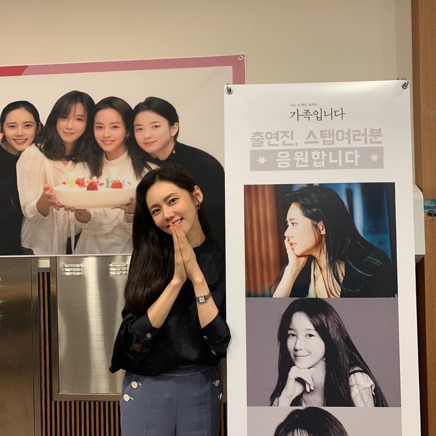 Actor Choo Ja-hyun certified gifts he received from Han Hyo-joo, Han Ji-min and Lee Ji-ah during filming of Drama.Choo Ja-hyun posted a photo on his Instagram on the 26th with an article entitled We are beautiful together, Family... Storm inhalation. Thank you and love you.In the photo, Han Hyo-joo, Han Ji-min, and Lee Ji-ah were impressed by the food sent to the shooting scene, and Choo Ja-hyun was flying a heart toward the camera. After that, We are beautiful together.My sister, please, said a message of support.Especially, the friendship of the four people who boasted of the friendship of the same BH entertainment family gave a smile to the viewers, and Han Hyo-joo said, Thank you for being together, we are Family.He once again certified the thickest gap.Choo Ja-hyun, who married Chinese actor Woo Hyo-kwang in 2017 and has a son under his belt, is appearing on TVN Drama  (though not much is known) Family.=
