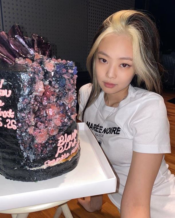 Group BLACKPINK Jenny Kim has attracted attention with an intense bridge hair.Jenny Kim posted a picture on her Instagram on the 26th.In the photo, there was a picture of Jenny Kim, who took a picture with a cake celebrating BLACKPINKs comeback.In the photo, Jenny Kim is concentrating her attention on Brown Hair with a bleached bridge Hair.Meanwhile, BLACKPINK, which includes Jenny Kim, will release her new song How You Like That for the first time in a year and two months on the 26th.Photo: Jenny Kim Instagram