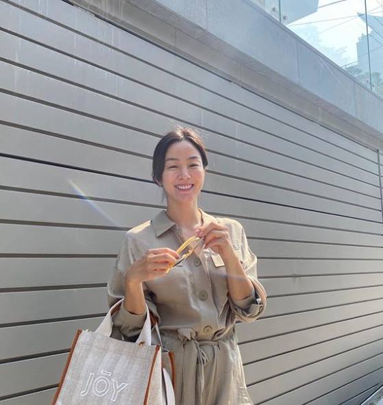 Broadcaster Lee Hwi-jae wife Moon Jung Wons bright Smile has been captured.Moon Jung Won said on his 26th day, Mom is coming to see his daughter and will take a picture of his daughter.Way to work and posted a picture and a picture.Moon Jung Won in the public photo is building a bright Smile toward the camera.The beauty of Moon Jung Won, who makes everyday photos taken by his mother, also catches his eye.Meanwhile, Moon Jung Won is married to Lee Hwi-jae and has Twinsson preface, Seo-joon.Photo = Moon Jung Won Instagram