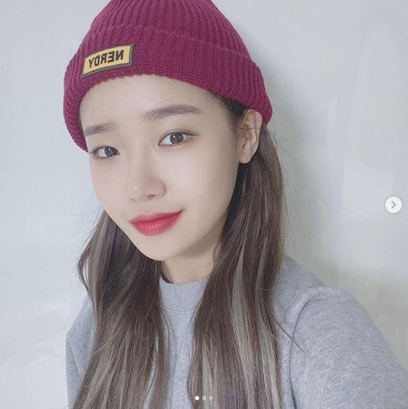 Choi Yoo-jung posted three photos on his Instagram on the 26th.Choi Yoo-jung in the public photo is smiling at the camera wearing a Binnie hat.Choi Yoo-jung expressed his gratitude for the love of the fans by commenting, No, everyone is holding on to the cell phone, and the speed of pressing LIke is not a joke, I am grateful, but,.On the other hand, Weki Meki, which Choi Yoo-jung belongs to, released his third mini album HIDE and SEEK on the 28th and is working as the title song OOPSY.Photo: Choi Yoo-jung SNS