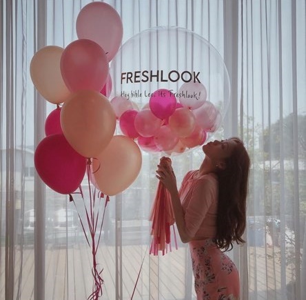 On the 26th, Lee Sung-kyung posted a picture on his SNS with an article entitled Cute Gift from the Shooting.In the photo, Lee Sung-kyung is taking a cute pose with a balloon and kissing. Lee Sung-kyung, wearing a body-tight costume, showed off her S-line body with a tight Waist.On the other hand, Lee Sung-kyung will appear on KBS 2TV weekend drama I have been there once.