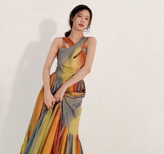 Actor Han So Hee, Lee Sung-kyung, Model Irene, and group (girl) children Mi-yeon showed off their different charms by Choices the same dress.Han So Hee, Lee Sung-kyung and Mi-yeon wore a stylish sleeveless long dress with a colorful color in the fashion picture, and Irene released the dress in his instagram.They showed off their own charm by digesting all the same dresses with different styling.Han So Hee, who lightly lowered her bangs with wave, produced an elegant atmosphere by creating a half-bundled hairstyle.Han So Hee put his hair up and tied like a cute bun hair to complete an elegant refreshing style.Lee Sung-kyung was a lovely charm with a style that tied up a richly inflated orange hair in a dress with colorful colors and a richly pleated skirt.Lee Sung-kyung wore vintage rope sandals with a glamorous dress, and held a tote bag with fresh plants to create a Supernatural atmosphere.Irene matched a vintage raffia belt to a long stretch of long dress, and added points with a luxurious Gold accessory.Irene, who produced a single-headed hair with a 5:5 garma, completed a stylish style with a large star-shaped earring, a thick gold bangle and a colorful gold ring.Layered with a stylish knit top by Taidai Print, Irene showed off her Model down sense, which revealed a back-up wrapped in an X (X) ruler.Mi-yeon created a unique atmosphere by crossing the sleeves of Dress, designed with a straight strap on the round neckline, in the form of X (X).Choicesing vintage knit tops with a dress inner, Mi-yeon completed a refreshing look by directing the taidai print to reveal as she crossed the dress sleeves.Also, as Choices the dress that reveals the back, Mi-yeon reveals the line with a low-brown hairstyle that lightly lowered the hair and makes use of Supernatural charm.Dress made of smooth silk material, features a variety of colored tidai stripes reminiscent of sunset.The back line is revealed, and the elegant silhouette is produced with a design that is full of wrinkles.Model, who climbed the runway, saved the Silhouette by wearing a gorgeous long dress with a buckle with raffia material and Diors initials CD.Here, Model produced a Supernatural mood by wearing beige sandals with a slender X (X) strap added, vintage bead bracelets, necklaces and gold flower-shaped earrings.Stars in Taidai Dress for 8.3 million won...like clothes feel different.