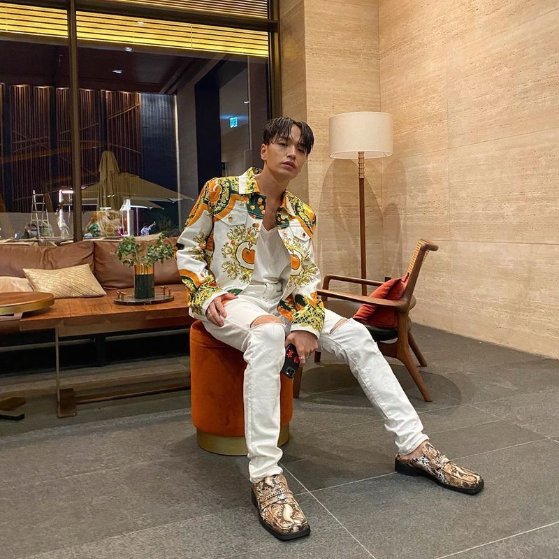 Rapper Simon Dominic (Jung Gi-seok) showed off his chic visuals.Simon Dominic posted several photos on his Instagram on June 27.The photo shows Simon Dominic wearing a colorful patterned shirt and white pants, who stares at the camera with chic eyes.Simon Dominics dissipating small face size catches the eye.Fans who encountered the photos responded such as too handsome, I am a picture and I am chic.delay stock
