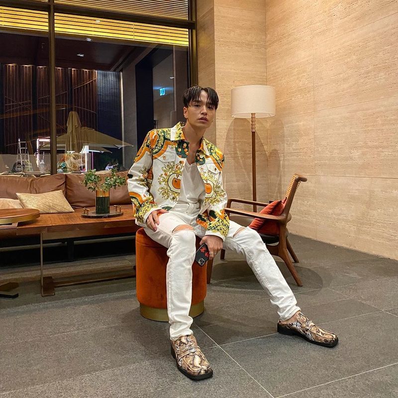 Rapper Simon Dominic (Jung Gi-seok) showed off his chic visuals.Simon Dominic posted several photos on his Instagram on June 27.The photo shows Simon Dominic wearing a colorful patterned shirt and white pants, who stares at the camera with chic eyes.Simon Dominics dissipating small face size catches the eye.Fans who encountered the photos responded such as too handsome, I am a picture and I am chic.delay stock