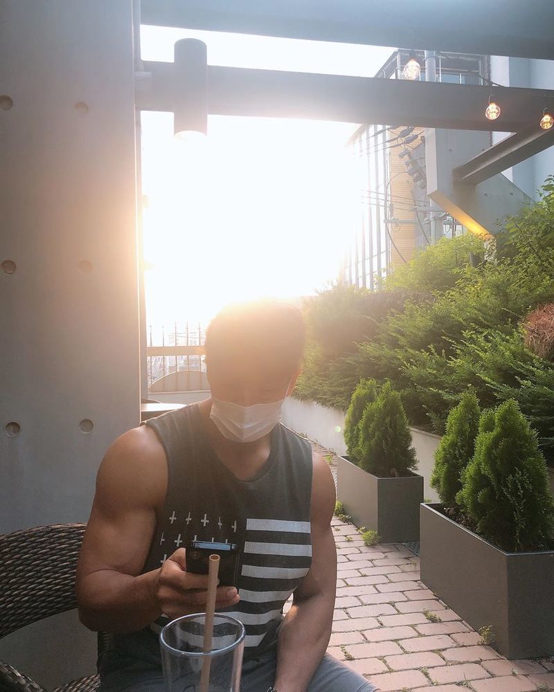 Singer Kim Jong-kook boasted an extraordinary Arm muscle.Kim Jong-kook wrote on his Instagram on June 27: Happy separation. Coffee before workout. Good day.Thank you. In the photo, Kim Jong-kook, who showed a bumpy Arm muscle wearing a sleeveless T-shirt, was shown.Kim Jong-kook stares at his mobile phone while wearing a mask, Kim Jong-kooks chic aura catches the eye.The fans who encountered the photos responded such as I love you brother, I envy my muscles and I am cool.delay stock