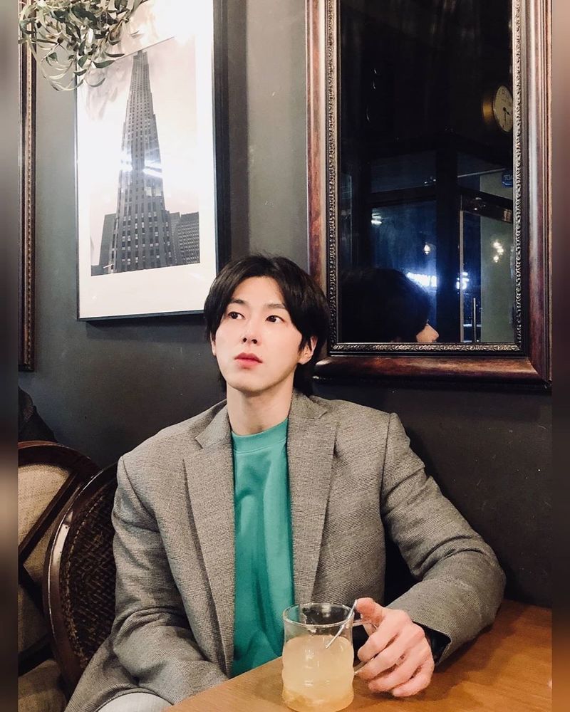 Group TVXQ member Yunho showed off his warm visuals.Yunho posted a picture on his personal Instagram on June 27 with an article entitled Yoon Ho, who is so sad today.In the photo, Yunho is sitting in a cafe and enjoying his leisure time. The face size and Hunan Jungseok visuals caused Simkung.park jung-min