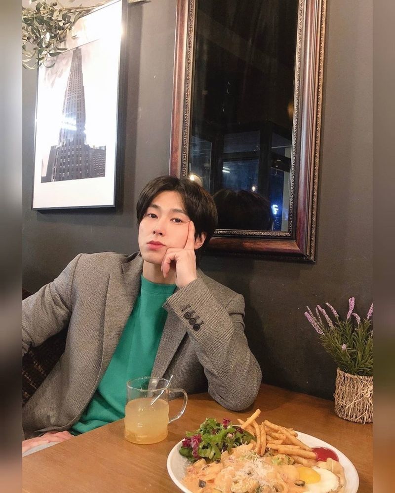 Group TVXQ member Yunho showed off his warm visuals.Yunho posted a picture on his personal Instagram on June 27 with an article entitled Yoon Ho, who is so sad today.In the photo, Yunho is sitting in a cafe and enjoying his leisure time. The face size and Hunan Jungseok visuals caused Simkung.park jung-min