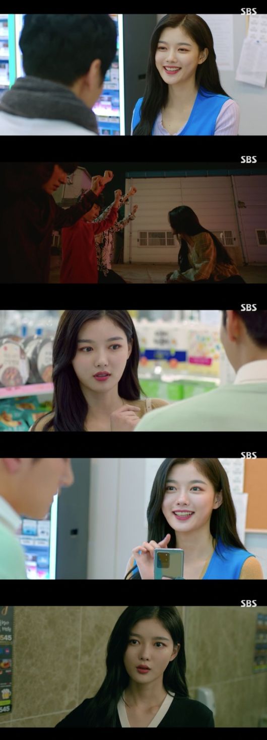 Loveliness is all-round, even in the basics and fights. Actor Kim Yoo-jung is offering cider charm through a versatile character in Convenience store morning star.In the third episode of SBS gilt drama Convenience Store Morning Star broadcasted on the 26th, there was a 24-hour unpredictable comic romance in which Choi Dae-heon (Ji Chang-wook) and Kim Yoo-jungs 4-dimensional part-time student and Hunnam manager unfolded the Convenience store on stage.On the day of the broadcast, the star approached Choi Dae-heon without hesitation.He worked hard to capture Choi Dae-heon, as well as thinking about the Convenience store as his own and looking at it gently.Three bullies appeared in front of such a star.It is like throwing money at a counter with a star, and a so-called truth customer who does not eat food at an outdoor table and clean it properly appears.These bullies even steal things while hiding their eyes.The angry star until the end of his head left the Convenience store for a while to Friend Golden Rain (the calligraphy lady), and then dispatched to wipe out the bully.He went to the bullies who had partyed with stolen items in front of him and subdued them.The star, who has learned Taekwondo skills from his father since childhood, has been able to overpower all the bullies without difficulty.But the star tried not to lose his lovely charm. He followed Han Dal-sik (Mun Moon-seok), who witnessed his bully sweep.Then he called Friend Choi Dae-heon and stopped the mouth by drying a month-long ceremony that seemed to expose the reality of the star.He also tried to reveal his charm in front of Choi Dae-heon, wearing new clothes and not losing his smile.It also emphasized strong faith in fortune applications and became closer to Choi Dae-heon.The appearance of the star, which goes between cheerfulness and loveliness, was enough to capture the viewers of Convenience store as a title roll.Above all, the appearance of a star who acted proudly without being intimidated by injustice gave intense excitement.At the end of the broadcast, Jung Sae-sung finally revealed the appearance of Choi Dae-heon and his female friend Yoo Yeon-joo (Han Seon-hwa).I am looking forward to seeing if the star who has finished the face-to-face meeting will be able to capture the heart of Choi Dae-heon as desired.SBS is provided.