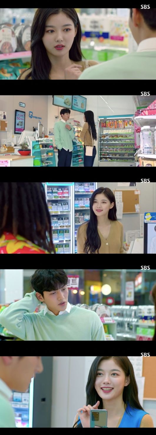 Loveliness is all-round, even in the basics and fights. Actor Kim Yoo-jung is offering cider charm through a versatile character in Convenience store morning star.In the third episode of SBS gilt drama Convenience Store Morning Star broadcasted on the 26th, there was a 24-hour unpredictable comic romance in which Choi Dae-heon (Ji Chang-wook) and Kim Yoo-jungs 4-dimensional part-time student and Hunnam manager unfolded the Convenience store on stage.On the day of the broadcast, the star approached Choi Dae-heon without hesitation.He worked hard to capture Choi Dae-heon, as well as thinking about the Convenience store as his own and looking at it gently.Three bullies appeared in front of such a star.It is like throwing money at a counter with a star, and a so-called truth customer who does not eat food at an outdoor table and clean it properly appears.These bullies even steal things while hiding their eyes.The angry star until the end of his head left the Convenience store for a while to Friend Golden Rain (the calligraphy lady), and then dispatched to wipe out the bully.He went to the bullies who had partyed with stolen items in front of him and subdued them.The star, who has learned Taekwondo skills from his father since childhood, has been able to overpower all the bullies without difficulty.But the star tried not to lose his lovely charm. He followed Han Dal-sik (Mun Moon-seok), who witnessed his bully sweep.Then he called Friend Choi Dae-heon and stopped the mouth by drying a month-long ceremony that seemed to expose the reality of the star.He also tried to reveal his charm in front of Choi Dae-heon, wearing new clothes and not losing his smile.It also emphasized strong faith in fortune applications and became closer to Choi Dae-heon.The appearance of the star, which goes between cheerfulness and loveliness, was enough to capture the viewers of Convenience store as a title roll.Above all, the appearance of a star who acted proudly without being intimidated by injustice gave intense excitement.At the end of the broadcast, Jung Sae-sung finally revealed the appearance of Choi Dae-heon and his female friend Yoo Yeon-joo (Han Seon-hwa).I am looking forward to seeing if the star who has finished the face-to-face meeting will be able to capture the heart of Choi Dae-heon as desired.SBS is provided.