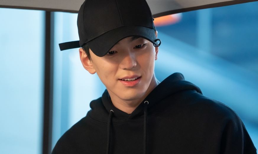 Kim Min-kyu appears as a warm committee of Kim Yoo-jung.SBS gilt drama Convenience store morning star (playwright Son Geun-joo, director Lee Myung-woo) is a 24-hour comic romance in which Hunnam manager Choi Dae-heon (played by Ji Chang-wook) and 4-dimensional alba-saeng Jung Sae-byeol (played by Kim Yoo-jung) stage the Convenience store.In the last three endings, Choi Dae-heon and Jeong Sae-sung, who are amplified by misunderstandings, are foreseen and raise questions about future development.In the 4th episode of Convenience store morning star, a new person appears between Choi Dae-heon and Jeongsae star.The warm Nam Sachin (man friend) Kang Ji-wook (Kim Min-kyu) of Jeong Sae-Sung Star appears.Kim Min-kyu will appear in SEK as the elementary school committee Kang Ji-wook of the star, and will bring a strange tension between the star and Choi Dae-heon.In the drama, Kang Ji-wook is a next-generation national star, who has a unique history of making his debut as a movie actor by catching the intensity of entering the Convenience store and riding the media.In the photo released before the broadcast, the meeting between Jung Sae-sung and Kang Ji-wooks Convenience store is caught and focuses attention.In the photo, the star is drinking beer with friends, who may have been upset. Kang Ji-wook, wearing a black mask, is approaching and greeting him.The appearance of Friends who catch up with movie star Kang Ji-wook can be seen as a famous star.In particular, Kang Ji-wook, who approached Jeong-Sae-Byeol first, suggests that they were friendly in the past.What will they be reunited for a long time and talk about? Expectations are growing for the story of Convenience store Morning Star, which will become more exciting with the emergence of Kang Ji-wook.Despite Kim Min-kyus appearance on SEK, he will continue to appear as a major role in bringing vitality to the drama, said the production team of Convenience Store Morning Star.I hope Kim Min-kyu will appear as the next generation national star and the warm-hearted Nam Sa-chin of the star of the stars, he said.