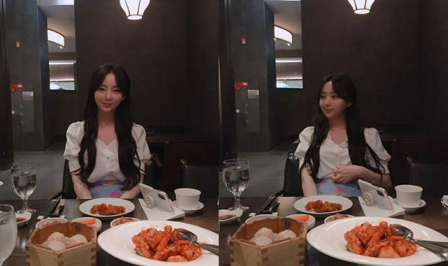 Girl group Lovelyz member Kei revealed her daily life.Kei posted two photos on his SNS on the 28th with an article entitled Lets eat now.The picture shows Kei building Smile in front of Food. His innocent visuals attract attention.On the other hand, Kei announced the duet song Girlfriend with Imsung on the 16th.