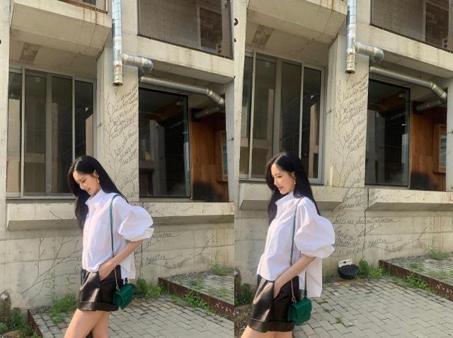 Girl group Apink member Son Na-eun boasted a pure visual.On the afternoon of the 28th, Son Na-eun posted three photos on his SNS.The picture shows Son Na-eun walking down the street. I feel a clean atmosphere from him building Smile.On the other hand, Son Na-eun is appearing on MBC Drama I want to eat with dinner.