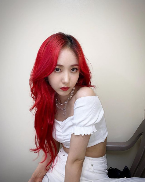 Group GFriend SinB has told of its beautiful current situation.SinB posted several photos on his SNS on Friday.SinB in the photo is wearing a white costume with red hair and body shape, and has a sexy look. SinBs extraordinary atmosphere is different from what he has shown so far.SinBs serious look is also attractive.GFriend, to which SinB belongs, announces Song of the Sirens on July 13 and makes a comeback.