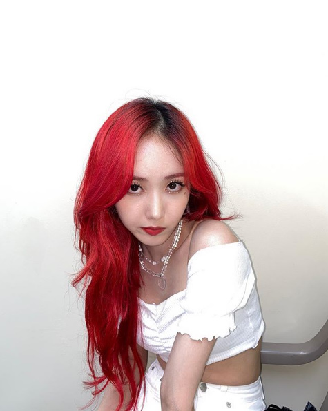 Group GFriend SinB has told of its beautiful current situation.SinB posted several photos on his SNS on Friday.SinB in the photo is wearing a white costume with red hair and body shape, and has a sexy look. SinBs extraordinary atmosphere is different from what he has shown so far.SinBs serious look is also attractive.GFriend, to which SinB belongs, announces Song of the Sirens on July 13 and makes a comeback.