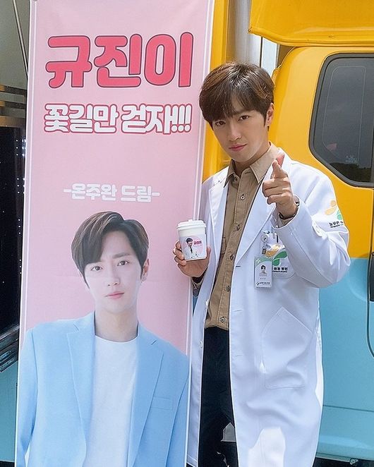 Actor Lee Sang-yeob flaunts On Joo-wan and extraordinary bromanceOn the afternoon of the 28th, Lee Sang-yeob told his personal SNS, On Joo-wan, who sent coffee tea as a surprise event.I was tired from the beginning because of the heat today, but I feel good because of it. Lee Sang-yeob then expressed his infinite affection for On Joo-wan, saying, Thank you always, Im sorry, Im sorry, Ill do well.Lee Sang-yeob in the photo is certifying a gift snack car by On Joo-wan at KBS 2TV I went once filming.Lee Sang-yeob is making a cute look at the camera in front of a placard called Lets just walk the flower path.On the other hand, Lee Sang-yeob is currently working as Yoon Kyu-jin of the pediatric hospital internal medicine department at KBS 2TV I went once.Lee Sang-yeob SNS