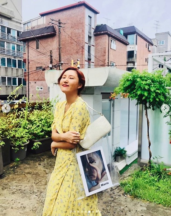 A day before the Solo comeback, the group MAMAMOO Hwasa reported on the latest.Hwasa posted several photos on his 27th day with an article entitled María for p.s.In the open photo, Hwasa is posing with his first mini album Maria photo book.Hwasas colorful charm, which digests all of its bright and refreshing smiles and dizzying and deadly expressions, stands out.MAMAMOO member Moonbyul, who saw this, expressed interest in Hwasas mini album photo book with the comment Ahn Hye-jin, I give it to you.Hwasa is actively participating in the albums overall work, including music video concept and performance, as well as the album music work, and is expecting his own color.Especially, this album is attracting more attention because talented artists such as Zico, DPR LIVE, and Ria Kim are supporting the album.Meanwhile, Hwasas first mini album Maria will be released on various online music sites at 6 pm on the 29th.Photo: Hwasa Instagram