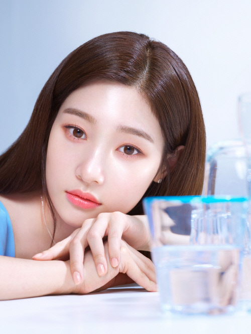 A beauty picture of a cosmetics brand that shows transparent Skins and pure charm of girl group DIA member Jung Chae-yeon has been released.Jung Chae-yeons Beauty pictorials and videos released by fashion magazine Vogue Korea are additional cuts and videos of the Beauty pictorials released in May, showing clean and bright Skins of Jung Chae-yeon while also bringing a cool and refreshing atmosphere.Jung Chae-yeon in the additional video shows a clear and transparent flawless Skins with natural makeup, and has produced a variety of poses that match the refreshing atmosphere, and has made her lovely beauty more prominent.In the filming scene, she made a cheerful atmosphere with her own bright energy, and she led the praise of the field staff.Avenne Beauty pictures and videos with Jung Chae-yeon can be found in the July issue of Vogue Korea and Instagram.On the other hand, Jung Chae-yeon was curious about the activities of group DIA, which came back on the 10th with member Som.In response, leader Hee-hyun explained, I respected the opinion that the two members need more personal time.