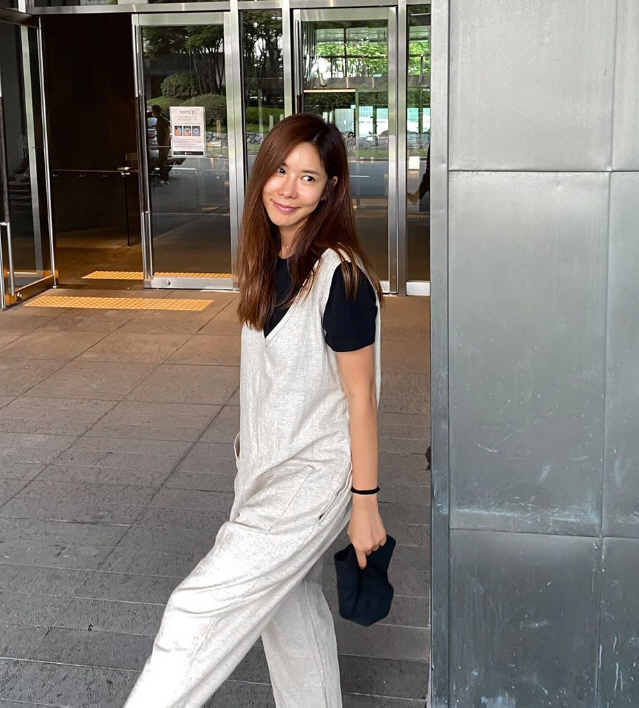 Kim Joon Hee posted several photos on Instagram on the 29th.The photo shows Kim Joon Hee smiling in a loose-fitting comfortable linen jump suit.Kim Joon Hee showed off her natural innocence and unexpected cuteness without decorating her with a makeup-free face.Meanwhile, Broadcaster Kim Joon Hee married a non-Celebrity man younger than last month.Husband of Kim Joon Hee is running a shopping mall with Kim Joon Hee.