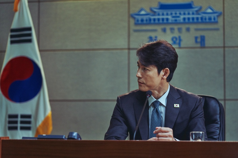 Actor Jung Woo-sung transforms into South Korea presidentThe movie Steel Rain 2: Summit (director Woo-seok Yang, hereinafter Steel Rain 2) unveiled the character SteelSeries of Jung Woo-sung on the 29th.The presidential office. Jung Woo-sung looked troubled. The North Korean coup detat plunged into Danger. Security guards surrounded him.Jung Woo-sung had a complex look.The story of Steel Bee 2 is about the Norths coup during the inter-Korean summit, after the three leaders were kidnapped by a nuclear submarine in the North.Jung Woo-sung plays South Korea President Han Kyung-jae, who is in the midst of the war Danger, contemplating for the peace of Korean Peninsula.Jung Woo-sung expresses his cool reason as president: North Koreas chairman (Yoo Yeon-Seok) and U.S. President (Angus McWang Feifeiden).In the meantime, sometimes it will show a three-dimensional performance flexibly and sometimes rigidly.She also expresses a human side: at home, she hears nagging from her wife, and she sees her normal father, who is also deprived of pocket money for her daughter.As president, I have been thinking a lot about the historical consciousness of looking at Korean Peninsula, compassion for our people, love, and responsibility, Jung Woo-sung said.In particular, I was concerned about the psychological description among the leaders of North America, trying to keep my center, he said.I hope that the president as a person can feel our expression in front of the inter-Korean issue through the acting of Jung Woo-sung, said Woo-seok Yang.Steel Rain 2 is scheduled to open this summer.In addition to Jung Woo-sung, Linda Ronstadt is the coexistence and confrontation of four actors, including Kwak Do-won, Yoo Yeon-Seok, and Angus MacWang Feifeiden.