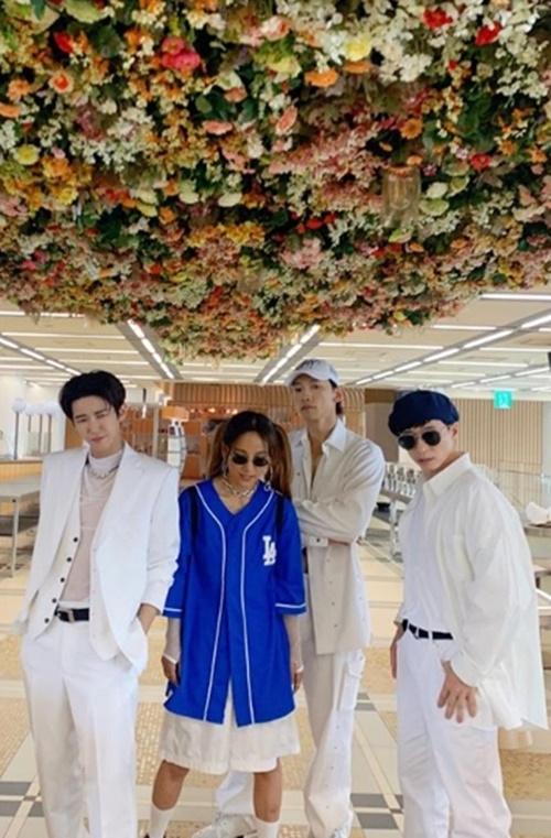 Broadcaster Gwang-hee has certified a photo of the buddhist and its photo taken.On the 28th, Gwang-hee posted a picture on his Instagram.In the public photos, Gwang-hee and Root-Suk (Lee Hyori, Rain) are dressed in white costumes and pose charismatic.Gwang-hee is appearing as a guest member of the bud three, S.B.N (Boyboy).Meanwhile, in early August, Gwang-hee will show web entertainment as a sole MC.