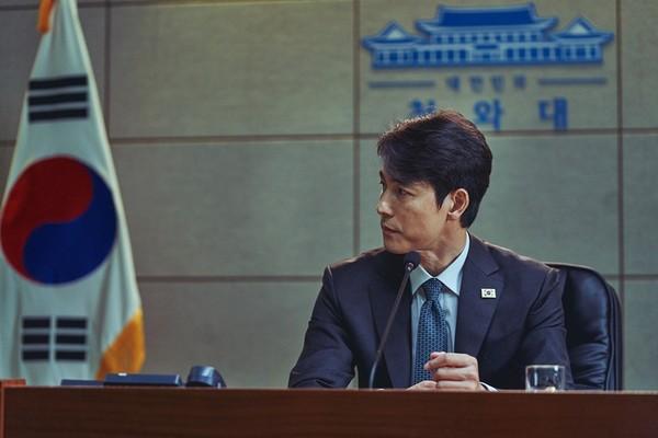 Lotte Entertainment released the character SteelSeries of Jung Woo-sung in the movie Steel Bee 2: Summit (hereinafter referred to as Steel Bee 2) on the 29th.Jung Woo-sung played the role of South Korea President Han Kyung-jae, who is worried about establishing peace in Korean Peninsula, which became an island of the Cold War in the rapidly changing international situation.Han Kyung-jae is imprisoned in a North Korean nuclear submarine in a coup detat between the hard-hit North and South Korea.In this work, Jung Woo-sung is the president who has the fate of South Korea on his shoulders, and tries to prevent an imminent war by intervening between the sharply confrontational North Korean chairman (Yoo Yeon-seok) and the U.S. president (Angus McFadden).Jung Woo-sung said, As president, I think I have been worried about the historical consciousness of looking at Korean Peninsula, compassion for our nation, love and responsibility.Especially, I tried to keep my center, and I was careful about the psychological description among the North American leaders. Yang Woo-suk said, We usually think of the president as a distant being, a national institution.I hope that the audience will be able to feel the president as a person, not an institution, and our expression when we look at the inter-Korean issue through the acting of Jung Woo-sung 