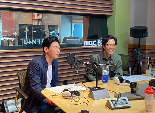 Actor Hwang Jung-min and Lee Jung-jae showed off their delightful gestures in Noon Hope Song Kim Shin-Young, raising expectations for Save from evil.MBC FM4U Noon Hope Song Kim Shin-Young was broadcast on the afternoon of the 29th, and Hwang Jung-min and Lee Jung-jae, who are the main characters of Save from evil, appeared as guests.Save from Evil is a hard-boiled chase-action film about the gruesome chase and struggle of Hwang Jung-min and the ruthless chaser Lay (Lee Jung-jae), who are caught up in a new case because of the last contract killing mission.Hwang Jung-min and Lee Jung-jae, who showed off their Braders Chemie in New World (2013), in 2013.After that, the two people were reunited in about seven years as Save from evil.Lee Jung-jae showed off his deep trust and affection for Hwang Jung-min and attracted attention.He said Lee Jung-jae, When New World (2013), they were burarders with each other, but this time they changed.However, save from evil, he said, I have to kill each other. When I came to the proposal, Hwang Jung-min decided to appear.I decided without having to look at the script. Hwang Jung-min also had the same mind; he said: I was too good to be with Lee Jung-jae.We have already filmed the previous work well, so I was very happy to meet you for a long time. I met him for a long time, but I feel like shooting New World last year. I forgot seven years and was like a friend I saw in my last work.Of course, it was different that it was difficult for each other to make their bodies. Lee Jung-jae said of Lay characters, There are many action gods in the past, so I have done a lot of personal practice. Originally, I am not good at managing my body because I am now struggling.It was so hard to exercise for a long time. I had a diet because my role was sharp, but it was hard. Hwang Jung-min Lee Jung-jae, who had digested all the real action gods that were actually hitting and going.Lee Jung-jae said, There was an action god who was just fighting with Hwang Jung-min.I talked with the martial arts coach and said, Lets try to hit it technically. Finally, I tried to hit it for three nights and four days, but the result was not bad.I didnt feel that sick, she told the behind-the-scenes story.Hwang Jung-min said, In general, the camera is exquisitely backward in the hitting scene, but I did not avoid the camera and hit it openly.Lee Jung-jae also laughed shyly, saying, No to DJ Kim Shin-Youngs story, Do you recognize that there is no youth star to follow Lee Jung-jae?If There is no 2020 sun is produced, who would you like to join with? He said, I will also be with Jung Woo-sung.Hwang Jung-min mentioned Hwang Jung-min and Ji Jin-hee and Jo Seung-woo friendship travel photos which have been getting hot topics online.Kim Shin-Young asked, I can see Sulton in black and white pictures, too, what it was like when Ji Jin-hee said he was posting these pictures in a fan cafe.Hwang Jung-min said, At the time, I and Jo Seung-woo were also more famous, so it was a situation of gratitude just to raise it.Its been a while since I was a little over 10 years, he said. The picture of everyone watching TV was watching a holistic concert.In addition, Lee Jung-jae and Hwang Jung-min reveal melo greed.Kim Shin-Young said, Both of you want to see melodrama like You are my destiny.Lee Jung-jae said, I do not have a melodrama scenario for me because I have been strong in my characters these days.I feel sorry for this role in the role of Actor, who has to choose from what is inevitably proposed. Coaches, that melodrama is still alive. I would like to suggest it. Ive been seeing eye contact with I female actor for so long, Hwang Jung-min said, I am unconditionally grateful. Please give me a melodrama.Save from evil, is scheduled to open in August.