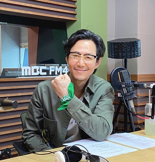 Actor Hwang Jung-min and Lee Jung-jae showed off their delightful gestures in Noon Hope Song Kim Shin-Young, raising expectations for Save from evil.MBC FM4U Noon Hope Song Kim Shin-Young was broadcast on the afternoon of the 29th, and Hwang Jung-min and Lee Jung-jae, who are the main characters of Save from evil, appeared as guests.Save from Evil is a hard-boiled chase-action film about the gruesome chase and struggle of Hwang Jung-min and the ruthless chaser Lay (Lee Jung-jae), who are caught up in a new case because of the last contract killing mission.Hwang Jung-min and Lee Jung-jae, who showed off their Braders Chemie in New World (2013), in 2013.After that, the two people were reunited in about seven years as Save from evil.Lee Jung-jae showed off his deep trust and affection for Hwang Jung-min and attracted attention.He said Lee Jung-jae, When New World (2013), they were burarders with each other, but this time they changed.However, save from evil, he said, I have to kill each other. When I came to the proposal, Hwang Jung-min decided to appear.I decided without having to look at the script. Hwang Jung-min also had the same mind; he said: I was too good to be with Lee Jung-jae.We have already filmed the previous work well, so I was very happy to meet you for a long time. I met him for a long time, but I feel like shooting New World last year. I forgot seven years and was like a friend I saw in my last work.Of course, it was different that it was difficult for each other to make their bodies. Lee Jung-jae said of Lay characters, There are many action gods in the past, so I have done a lot of personal practice. Originally, I am not good at managing my body because I am now struggling.It was so hard to exercise for a long time. I had a diet because my role was sharp, but it was hard. Hwang Jung-min Lee Jung-jae, who had digested all the real action gods that were actually hitting and going.Lee Jung-jae said, There was an action god who was just fighting with Hwang Jung-min.I talked with the martial arts coach and said, Lets try to hit it technically. Finally, I tried to hit it for three nights and four days, but the result was not bad.I didnt feel that sick, she told the behind-the-scenes story.Hwang Jung-min said, In general, the camera is exquisitely backward in the hitting scene, but I did not avoid the camera and hit it openly.Lee Jung-jae also laughed shyly, saying, No to DJ Kim Shin-Youngs story, Do you recognize that there is no youth star to follow Lee Jung-jae?If There is no 2020 sun is produced, who would you like to join with? He said, I will also be with Jung Woo-sung.Hwang Jung-min mentioned Hwang Jung-min and Ji Jin-hee and Jo Seung-woo friendship travel photos which have been getting hot topics online.Kim Shin-Young asked, I can see Sulton in black and white pictures, too, what it was like when Ji Jin-hee said he was posting these pictures in a fan cafe.Hwang Jung-min said, At the time, I and Jo Seung-woo were also more famous, so it was a situation of gratitude just to raise it.Its been a while since I was a little over 10 years, he said. The picture of everyone watching TV was watching a holistic concert.In addition, Lee Jung-jae and Hwang Jung-min reveal melo greed.Kim Shin-Young said, Both of you want to see melodrama like You are my destiny.Lee Jung-jae said, I do not have a melodrama scenario for me because I have been strong in my characters these days.I feel sorry for this role in the role of Actor, who has to choose from what is inevitably proposed. Coaches, that melodrama is still alive. I would like to suggest it. Ive been seeing eye contact with I female actor for so long, Hwang Jung-min said, I am unconditionally grateful. Please give me a melodrama.Save from evil, is scheduled to open in August.