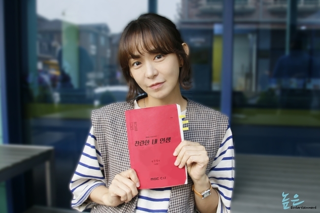 My brilliant life Yi-young Shim encouraged Should catch the premiere ahead of the first broadcast.Yi-young Shim, who plays the role of a billionaire housewife Park Bok-hee in MBCs new drama Brilliant My Life (directed by Kim Yong-min/playplayplay lyric), which is about to be broadcasted on June 29, caught the eye with a script-certified photo and encouraged Should catch the premiere.Yi-young Shim will start his Brilliant My Life to cool off the hot Summer with laughter through his agencys high entertainment.Every day at 7:20 p.m., we will run together today, which is brilliant.Park Bok-hee, who is divided by Yi-young Shim, is a mother of two children who live through a rough life with an old truck, and lives a rough life. When her father, who lost her mother and remarried, died.Especially, before the broadcast, Park Bok-hee, who is full of energy in the teaser video, is expecting to revitalize the house theater.