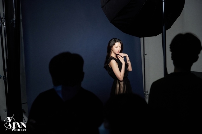 Actor Kwon Nara has been unveiled on the AD set, revealing her alluring beauty and elegance.Her beautiful appearance and sincerity, which illuminates the filming scene anytime and anywhere, is attracting attention even in long shootings over 10 hours.Kwon Naras agency, A-Man Project, presented a behind-the-scenes cut of Kwon Naras AD shooting scene, which was selected as the first AD model of AMOREPACIFICs new high-end skin care brand Siyenu on June 29.Among them, the public photos are attracting attention because they contain her proficiency and her alluring and elegant beauty.She became a cosmetics AD model taken by Top-trend among Top-trend.She has a lot of concepts and various attempts to get tired of her body, and she has shown beauty in herself by taking care of the staff without losing her laughter and concentration even in shooting time of more than 10 hours.On the spot, the staffs elasticity and applause automatically burst into her elegant gestures, gestures and atmosphere.In addition, during each break, it is the back door that showed concentration and sincerity by carefully taking the AD concept.