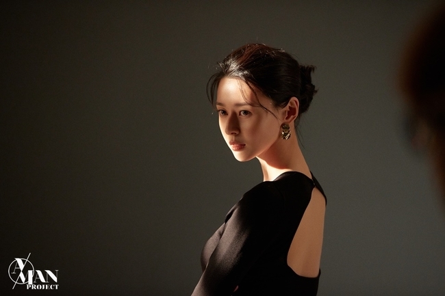 Actor Kwon Nara has been unveiled on the AD set, revealing her alluring beauty and elegance.Her beautiful appearance and sincerity, which illuminates the filming scene anytime and anywhere, is attracting attention even in long shootings over 10 hours.Kwon Naras agency, A-Man Project, presented a behind-the-scenes cut of Kwon Naras AD shooting scene, which was selected as the first AD model of AMOREPACIFICs new high-end skin care brand Siyenu on June 29.Among them, the public photos are attracting attention because they contain her proficiency and her alluring and elegant beauty.She became a cosmetics AD model taken by Top-trend among Top-trend.She has a lot of concepts and various attempts to get tired of her body, and she has shown beauty in herself by taking care of the staff without losing her laughter and concentration even in shooting time of more than 10 hours.On the spot, the staffs elasticity and applause automatically burst into her elegant gestures, gestures and atmosphere.In addition, during each break, it is the back door that showed concentration and sincerity by carefully taking the AD concept.