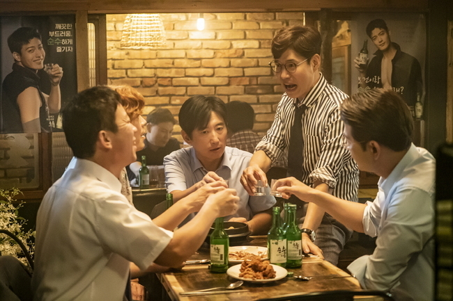 The worlds pleasant and secretive elegant Friends are on the air.JTBCs new gilt drama Elegant Friends (directed by Song Hyun-wook and Park So-yeon/playplayplayed by Park Hyo-yeon and Kim Kyung-sun) will be on June 29 with Yoo Jun-sang, Bae Soo-bin, Kim Sung-oh, Seok-yong Jeong, Won-hae Kims best friend Kimmy. I released the cut.Elegant Friends is a mystery drama about 20 years old Friends and their couples who have cracked in peaceful everyday life due to the sudden death of Friend.The changes of those who have been hit by a storm in their calm lives give a pleasant sympathy and stimulate a thrilling suspense.Director Song Hyun-wook, who has been recognized for his detailed performance through Beauty Inside and Oh Hae-young, and Actors meeting, which guarantees perfection such as Yoo Jun-sang, Song Yoon-a, Bae Soo-bin, and Han-gam, make us expect a new level of reality-friendly mystery.Above all, the face of five friends, which are united around Ahn Jung-sang, can not be missed.I am already waiting for the Acting Poten of Veteran Actors who are full of personality, such as Yoo Jun-sang, Bae Soo-bin, Kim Sung-oh, Seok-yong Jeong, Won-hae Kim, who will be responsible for laughter, empathy and mystery.Following the second teaser of the best five-person relay, they can get a glimpse of the charm of their five people in the photo released on the day.First, while leading the atmosphere full of fighting, the appearance of Angungcheol, which listens quietly to the stories of Friends, focuses attention.A friendly and romantic husband at home, a passion manlep general manager at the company, and an in-sight (insider) Ahn Gung-cheol among friends.The cracks and changes that shook his perfect life cause curiosity. Bae Soo-bin challenges a new life character as a divorced man, Jung Jae-hoon, who is unknown.The double side hidden in an elegant smile is a person who causes curiosity, and his eyes staring at somewhere stimulate curiosity.Kim Sung-ohs playful smile is also interesting.Kim Sung-oh is an adult film director who waits for the big hit day, and is transformed into a perfect husband, Cho Hyung-woo, and hard-carrys with his unique acting act.Here, the joining of Seok-yong Jeong of Park Chun-bok and Won-hae Kim of Ten Million Sik, which will represent the funny reality of During the year, also focuses attention.Park Chun-bok, the eldest brother of a close friend of five, is the most infuriating of the passion for the 12-year-old wife and the late daughter, and 10 million-sik is a indecisive and erratic city government official who lives a free daily life.Indeed, it stimulates curiosity about what the past and secrets of those who have to hide even for 20 years friends.Song Hyun-wook said, I want to deal with the story of finding what is most precious in my life through the best crisis in the daily life of During the years that is at the turning point of my life and the struggle to overcome it. He gave absolute trust to the activities of Actors, who painted it as a perfect co-work.The chemistry of During the Year Friends is the best, and there are many interesting scenes that have their own personality and synergy.We will be able to feel the value of the movie from the first broadcast, he said, raising expectations.