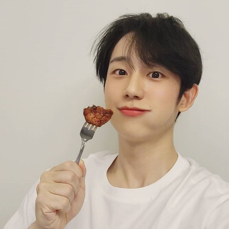 Jung Hae In showed off his warm visualsActor Jung Hae In posted a picture on his Instagram on June 28 with an article entitled Blue Chicken on the weekend.The photo shows Jung Hae In eating Chicken at home; while he seems to be getting younger, visuals catch his eye.kim myeong-mi