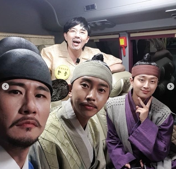 Memories I cant forget.Singer Young Tak expressed his feelings on TV drama Wind, Cloud and Rain.Young Tak wrote on his Instagram account on June 29: Are you adding memories you cant forget for a lifetime?Thank you to the crew of Mong Sung Academic Center Wind and Cloud and Rain, our beloved members, and Jun Kwang-ryul Park Si-hoo!# Thank you also and posted a picture.The photo shows Lim Young-woong Young Tak Lee Chan-won Jang Min-ho, who made a historical drama for shooting wind, cloud and rain.You can also see Jun Kwang-ryul Park Si-hoo posing with them in uniform on the bus.kim myeong-mi