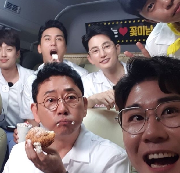 Memories I cant forget.Singer Young Tak expressed his feelings on TV drama Wind, Cloud and Rain.Young Tak wrote on his Instagram account on June 29: Are you adding memories you cant forget for a lifetime?Thank you to the crew of Mong Sung Academic Center Wind and Cloud and Rain, our beloved members, and Jun Kwang-ryul Park Si-hoo!# Thank you also and posted a picture.The photo shows Lim Young-woong Young Tak Lee Chan-won Jang Min-ho, who made a historical drama for shooting wind, cloud and rain.You can also see Jun Kwang-ryul Park Si-hoo posing with them in uniform on the bus.kim myeong-mi