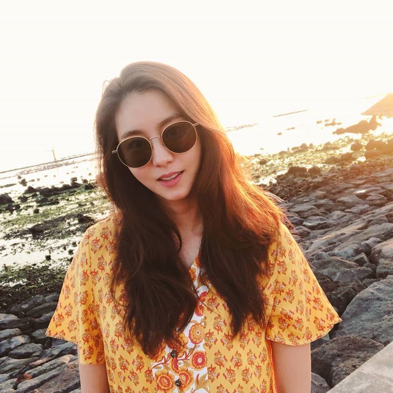 Uee boasted a pair of beautiful lookies that lit up the beach.Singer and Actor Uee posted a picture on his instagram on June 29.Uee in the photo is smiling lightly in a sunglass, showing off her elegant charm with an egg-shaped face and indestructible Beautiful looks.limited one