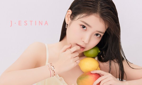 A jewelery brand picture with Singer IU was released.IU, which showed off its cool beautiful looks with new visuals that the summer mood feels.He thrilled fans with his perfect digestive power and overwhelming Sight, which further illuminated the sparkling jewelery.The brand has proposed two summer jewelery styles that can shine and stand out one more layer on a hot summer day through the Sweet Summer campaign, which is full of sweet and refreshing charm of IU.Photo J. Estina